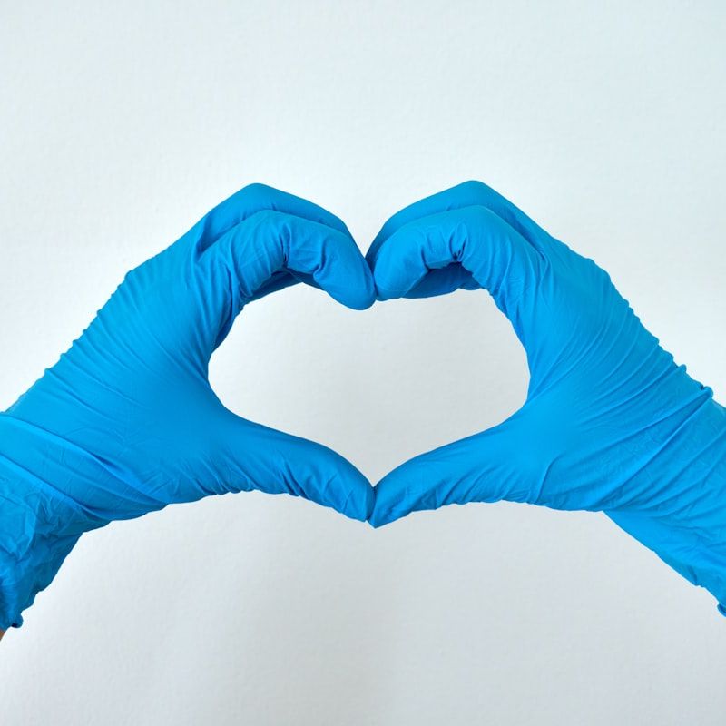 Gants de protection formant un cœur, symbole du soin apporté par POLYNET
